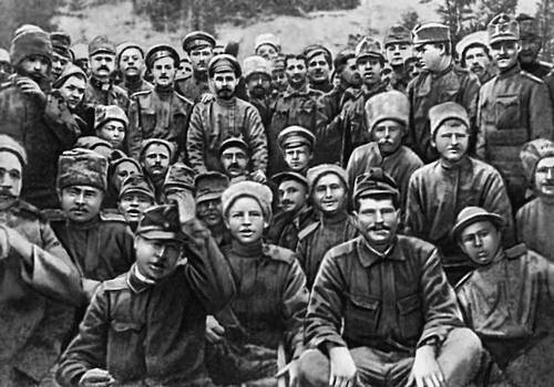 Фото на память о
братании русских и германских войск в 1917 году. Фотосвидетельств
братаний 1914 г. не существует, однако документы говорят о том, что
начались они именно тогда