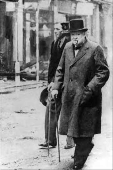 Премьерминистр Великобритании Уинетпн Черчилль на улице Лондона в сентябре 1940 года.