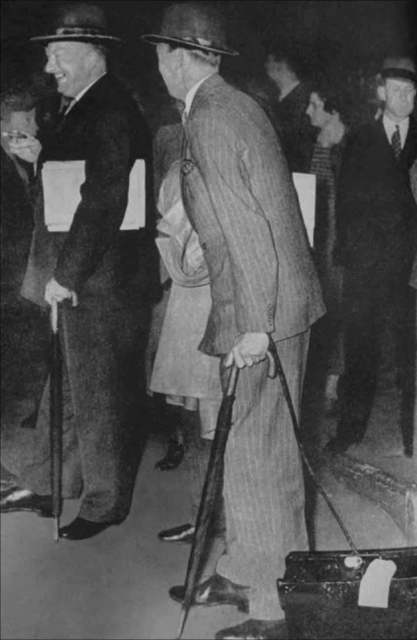 В начале августа 1939 года английская и французская военные миссии приехали в Москву для переговоров с Советским Союзом. На фотографии адмирал Реджинальд Драке и генерал Жпзеф Думенк