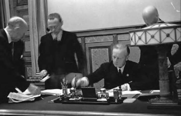 Министр иностранных дел Германии Иоахим фон Риббентроп подписывает договор о дружбе и границе между СССР и Германией. Москва, 28 сентября 1939 г.
