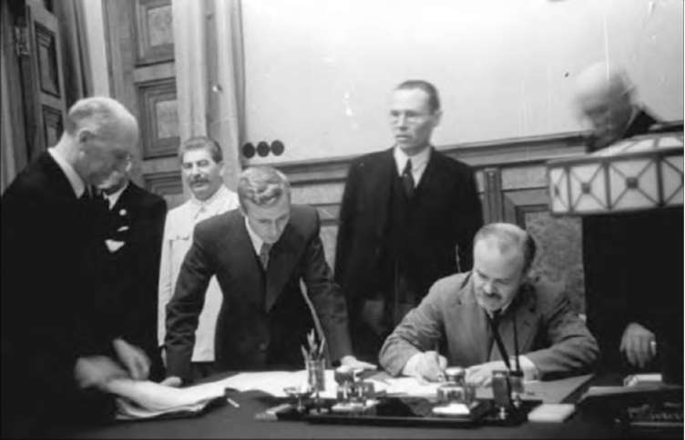 Нарком иностранных дел СССР В.М.Молотов подписывает договор о дружбе и границе между СССР и Германией. Москва, 28 сентября 1939 г. 