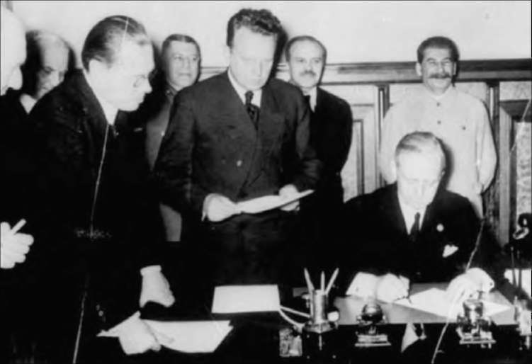 Министр иностранных дел Германии Иоахим фон Риееентроп подписывает договор о ненападении между СССР и Германией. Москва, 23 августа 1939г