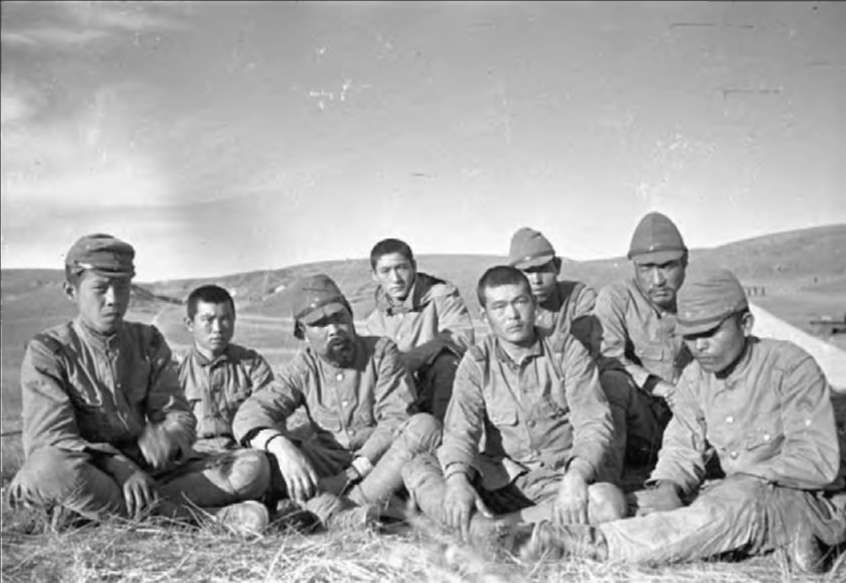 Пленные солдаты 6-й (Квантунекпй) армии на отдыхе.