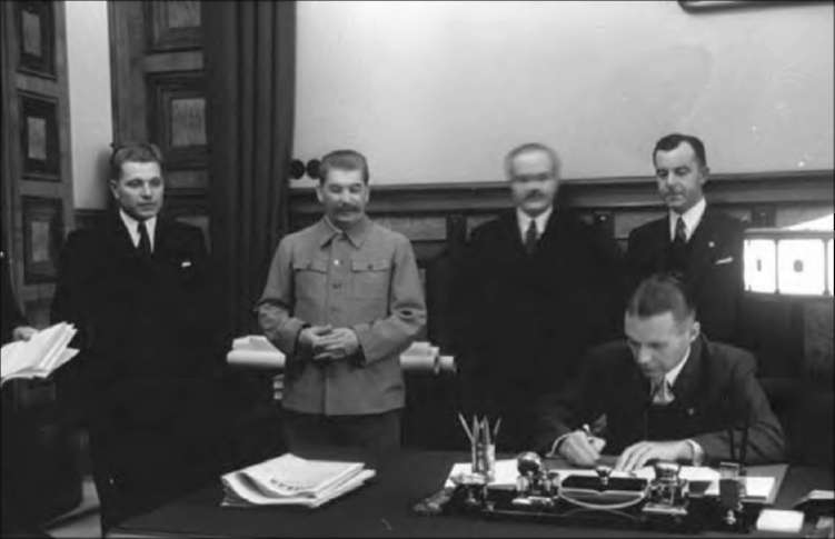 Подписание латвийской стороной Договора о дружбе и взаимопомощи между СССР и Латвийской республикой.