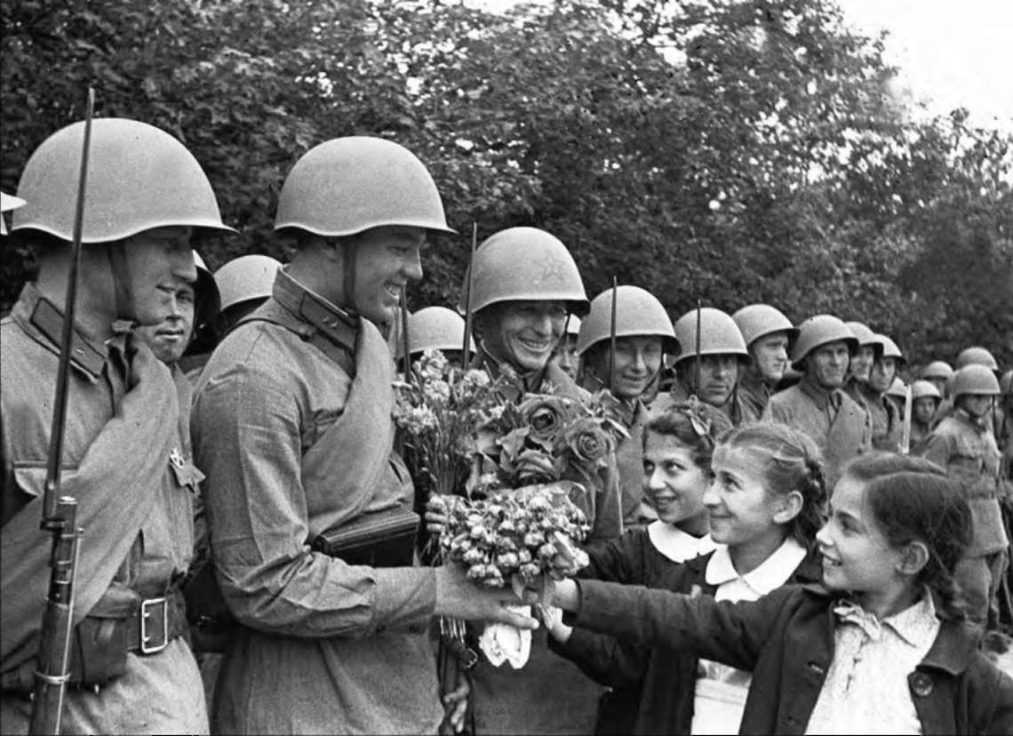 Дети дарят цветы бойцам Красной Армии во время парада в связи с освобождением Бессарабии. Кишинев, 3 июля 1940 года.